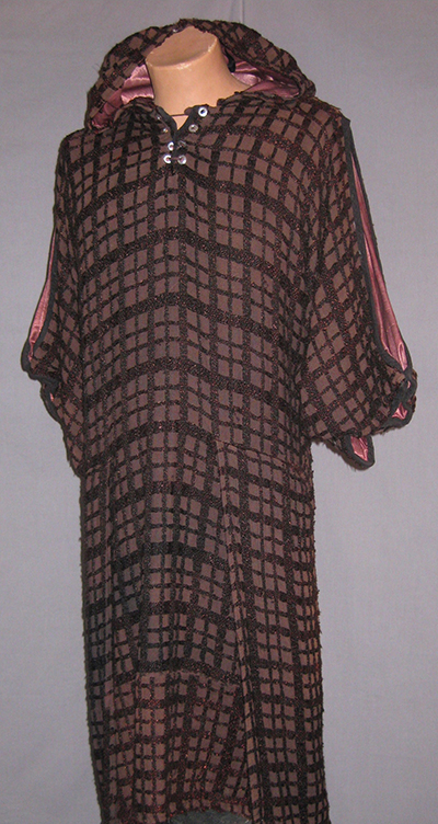checkered pattern cloak with sleeves and collar