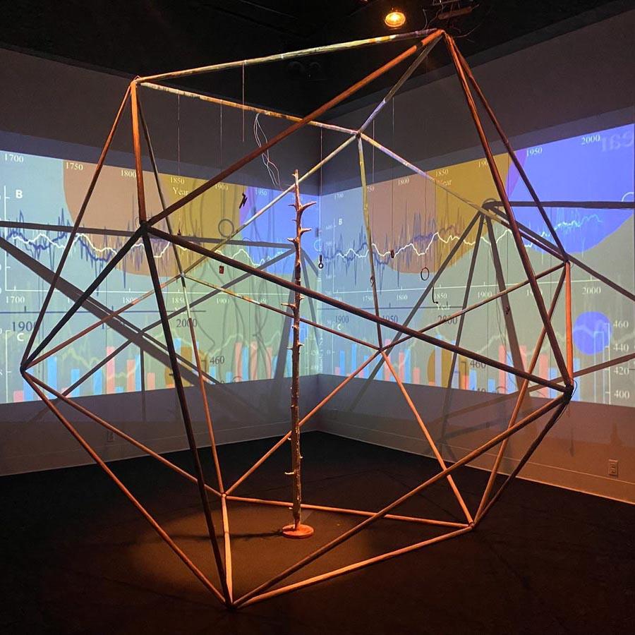 polyhedron of thin members with projections behind
